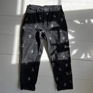 Så coola svarta momjeans från monki! På mig som är 160 går dem precis till mina vrister. Det står att det är w29 men jag brukar ha w27 och på mig passar dem bra. Säg till om jag ska skicka mått!🖤