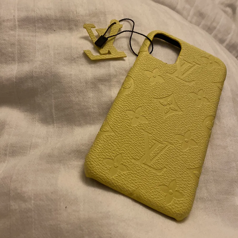 Ett gult LV skal, aldrig använd. Passar iPhone 11 . Accessoarer.