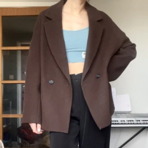 Brun kostymjacka från Lindex - Så fin men använder den tyvärr för lite. Perfekt för våren!☀️nypris 1000:-