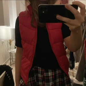 Röd dunväst  - Säljer en röd dunväst storlek xs