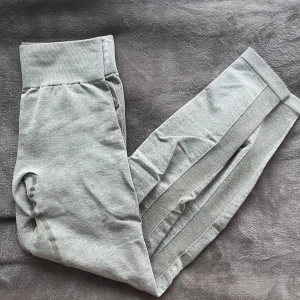 Gymshark tights - Tights från gymshark i grön/grå färg i strl S✨