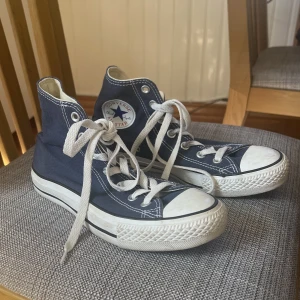 Converse strl 37 - Marinblå Converse i strl 37, i fint begagnat skick. ☺️