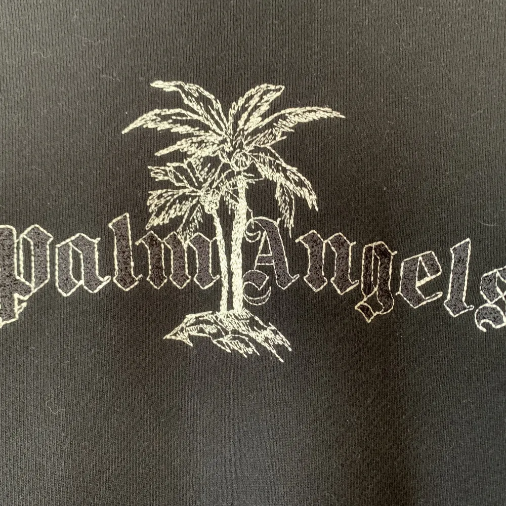 Säljer min Palm angels sweatshirt då den inte kommer till användning, skick 9,5/10. Inge fel eller flaws och man får med tag vid köp. Köpt ifrån Kaspersheat som sprillans ny med tags. Nypris 5500kr Kan gå ned i pris vid snabb affär. Dm för fler bilder . Tröjor & Koftor.