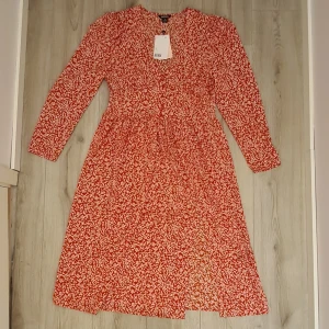 Söt sommarklänning  - Jättesöt långärmad klänning med slits från Monki. Tyvärr är den för stor så därför har jag ingen egen bild. Den är helt ny och oanvänd från förra året. Hojta till om du vill ha fler bilder ❤️