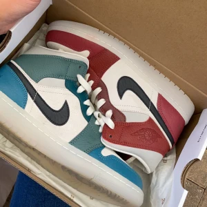 Air Jordan 1 Mid Anti-Gravity Machines - Intressekoll på dessa as feta Jordans som tyvärr inte kommer till användning. Köptes i USA för ca 3300kr (inklusive taxes). 