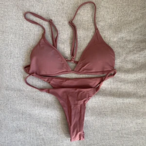 Bikiniset, Nougat, Shein - Bikiniset från Shein som är användt ca 3ggr. Vadderade hårdare kupor. Storlek S men passar garanterat storlek XS då den är lite mindre i modellen.