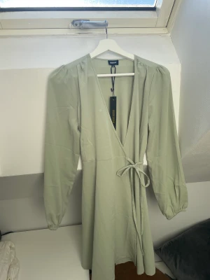 Klänning - Grön omlottklänning från bubbel room i storlek 38. Aldrig använd 
