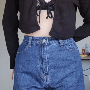 👖Blåa Jeans Shorts👖 - ☀️Super bra för sommare!😊👍🏻Men är lite för stora runt midjan för min smak så får hålla i hopp dom🥰 Dom är gammla byxor jag har klippt till shorts, men syns inte att de är handmade👍🏻Har seriöst aldrig använt shortsen eller själva byxorna förut<3