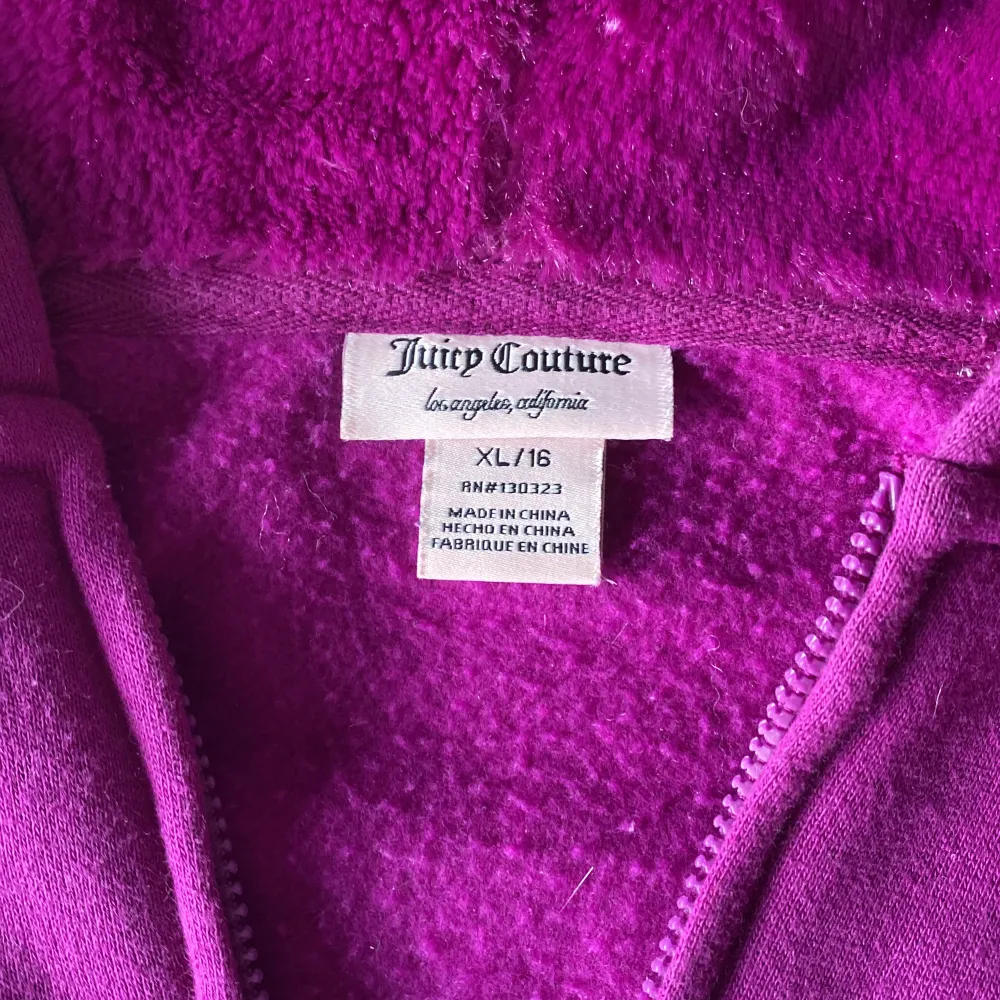 Lila juciycouture hoodie, tryck på fram o baksida🫶🏼 XL/16 men passar en XS/S ☺️ Använt skick, sälj pågrund av för liten storlek😇. Tröjor & Koftor.