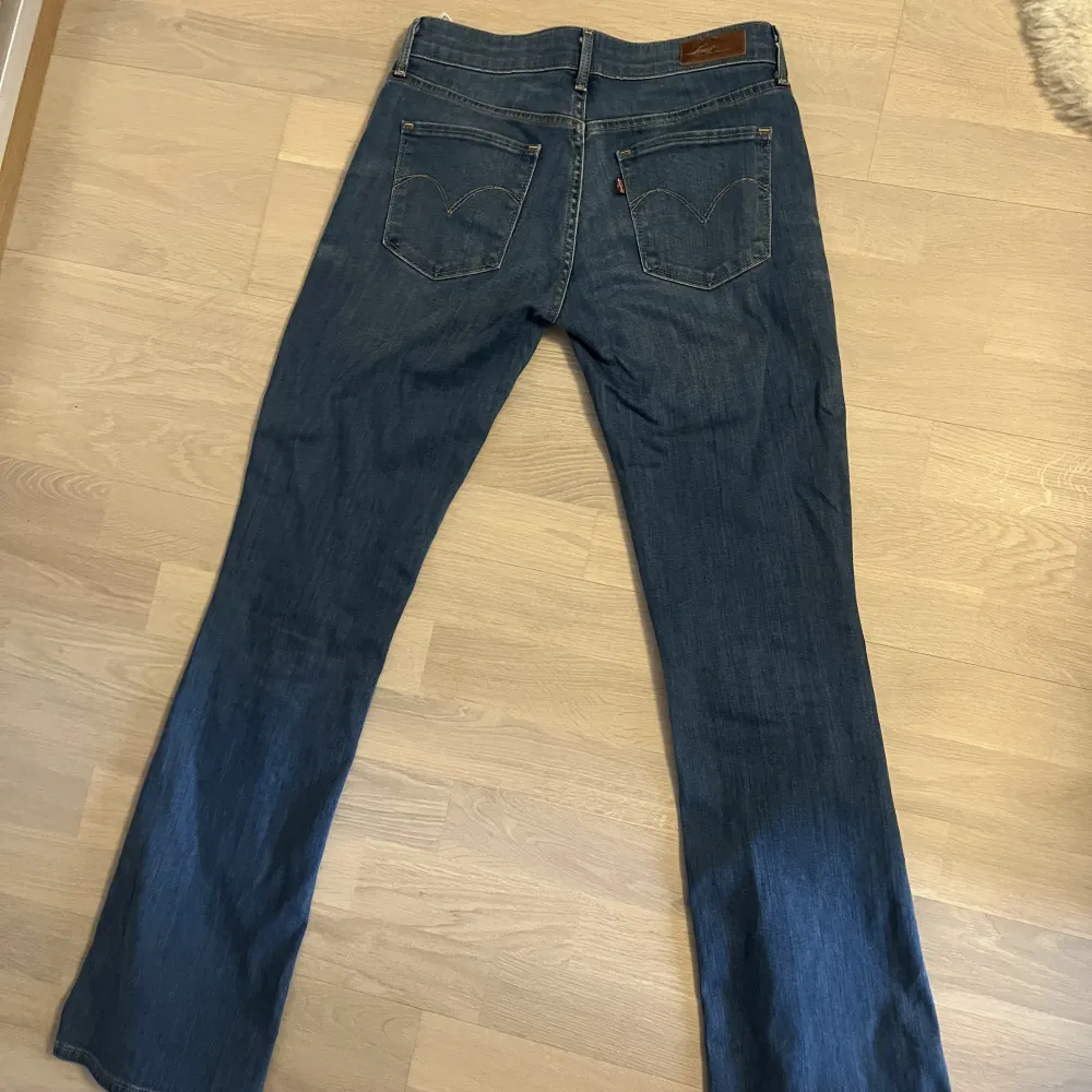 Superfina lågmidjade levis jeans med bootcut. Storlek 26. Inte så använt. Skriv för mer info:)) original pris: 750 kr. Jeans & Byxor.