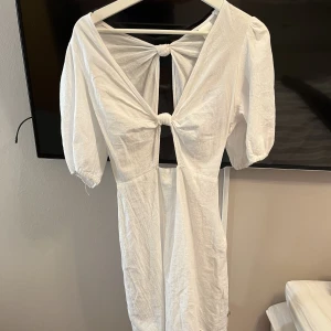 Klänning - Vit klänning som är öppen fram och bak, normal storlek 36. Säljer då den inte passade mig🤍  Frakt tillkommer