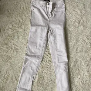 Vita jeans Paljett byxor  Zara svart byxa   1 par 99  2 par 150 3 par 200