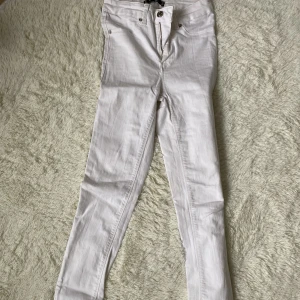 Byxor x 3 - Vita jeans Paljett byxor  Zara svart byxa   1 par 99  2 par 150 3 par 200