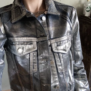 Jeansjacka Icona Pop - Samarbete med Icona Pop och Gina Tricot. Silvrig jeansjacka, i princip oanvänd. Verkligen supercool!