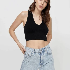 V-Neck topp - Säljer denna fina topp från Stradivarius. Otroligt skönt material och perfekt att ha nu till sommaren. Säljer pga kommer inte till användning längre. Köpt för 159kr och säljer för 60kr.