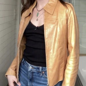 Läderjacka  - Vintage brun-begie läderjacka i bra skick. Storlek 38 