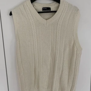 Bershka strl L - Stickad väst, knappt använd