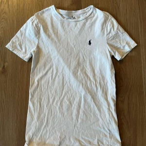 ralph loren t shirt - En t-shirt från Ralph loren, sparsamt använd. storlek xs