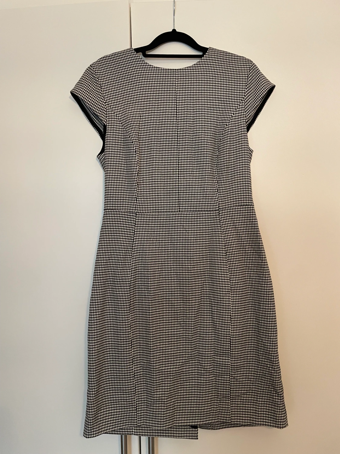 Svarvit klänning i hundtandsmönster