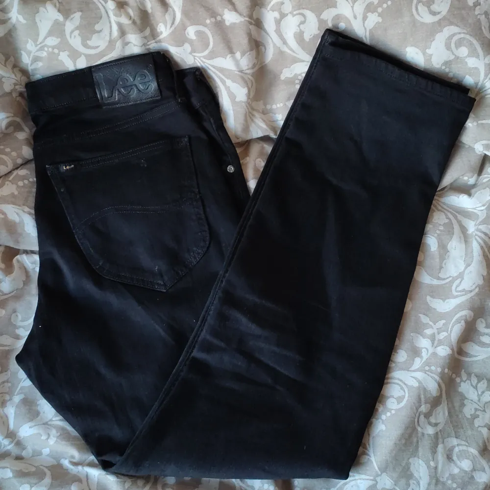 Ett par ursnygga Lee jeans i svart färg. Säljs pga att de inte används längre. Pris går att diskutera! Storlek M, 30/32 ish. Jeans & Byxor.