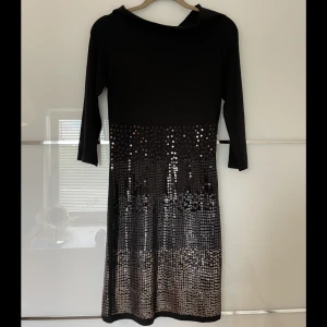 Guess paljettklänning  - Stickad klänning med paljetter från GUESS, strl L. Använd 1 gång.