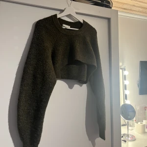 Stickad topp med lång ärmad  - Stickad topp med lång ärmad, charmig färg. Olive grön. Aldrig använd. Over sized