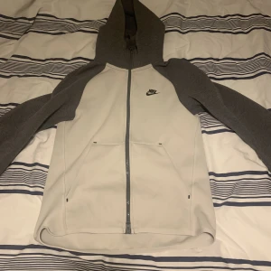 Nike tech limited edition - Säljer min Nike tech som jag andvänt typ 3 gånger, färgen är inte vit som det ser ut på bilden det är en lite mörkare slags vit, den säljs inte heller längre storlek Xs men är stor i storleken så den  passa S eller M om du är small eller normal byggd