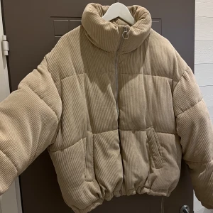 Manchester Jacka - Beige Manchester jacka från ginatricot🐶väldigt varm och den är använd men i fint skicka 
