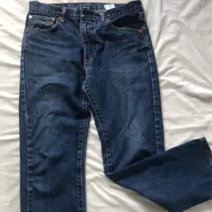 Säljer mina Levi jeans som är i väldigt gott skick🌺pris kan diskuteras 