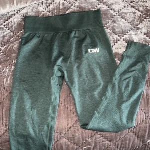 ICIW träningstights  - Tights från ICIW. Nyskick. Gröna. Stl M Säljes pga fel storlek. 