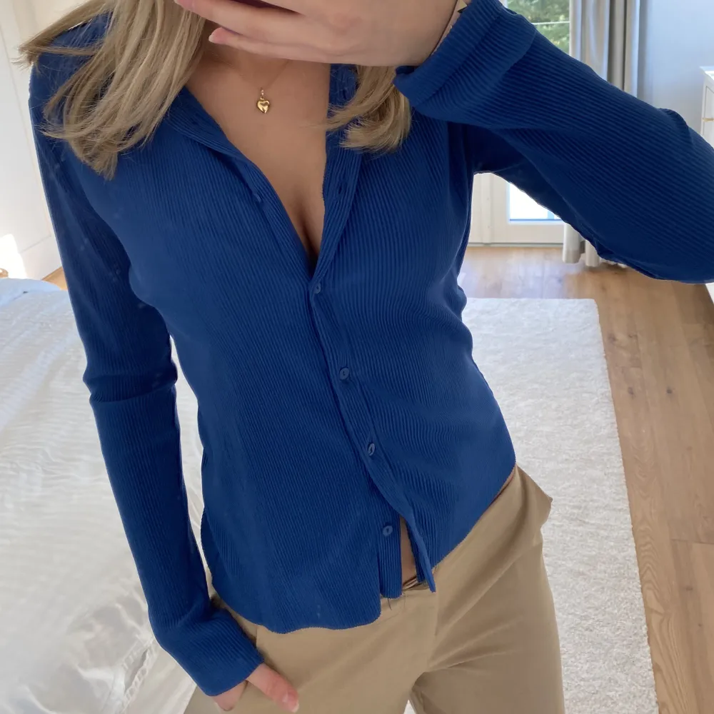 Unik tröja med en knallblå färg, perfekt till sommaren!💕Bra skick och bekvämt material. Lägg gärna bud!!🫶. Blusar.