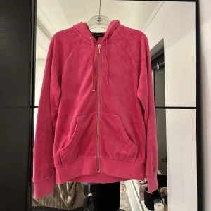 Juicy Couture - Säljer min Juicy Couture ziphoodie i storlek S✨250kr + frakt