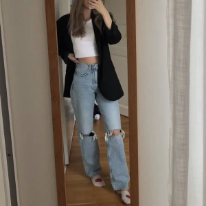 Jeans från gina tricot  - Säljer dessa populära jeansen från gina tricot ❤️slutsålda, använda en gång 