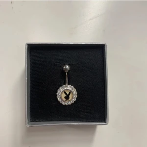 Playboy navelpiercing - Säljer denna fina Playboy navelpiercing, aldrig använt