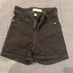 Jeans shorts Molly - Jeans shorts från Gina tricot. Modell Molly, storlek XS. Använda ett fåtal gånger men i väldigt bra skick.