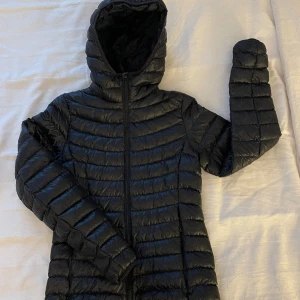 Everest jacka - Enkel och tunn everest jacka. Säljer denna då den inte kommer t användning då jag har andra jackor. Den är nästan helt oanvänd och i väldigt bra skick🤍Orginalpris cirka 999kr