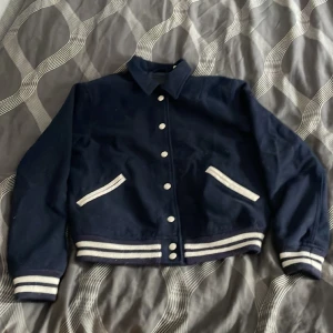 College Jacket  - Varm stilren höst/vår jacka  Mörkblå färg  Siden interiör 