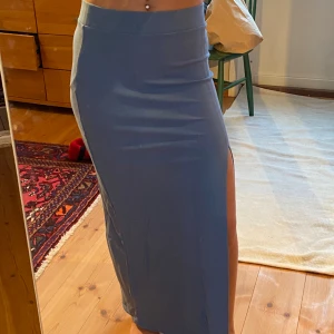 Blå lång kjol med slits 🌹50kr - Säljer en super fin lågmidjad kjol med slits som jag tyvärr aldrig har använt eller fått någon användning av❤️ 