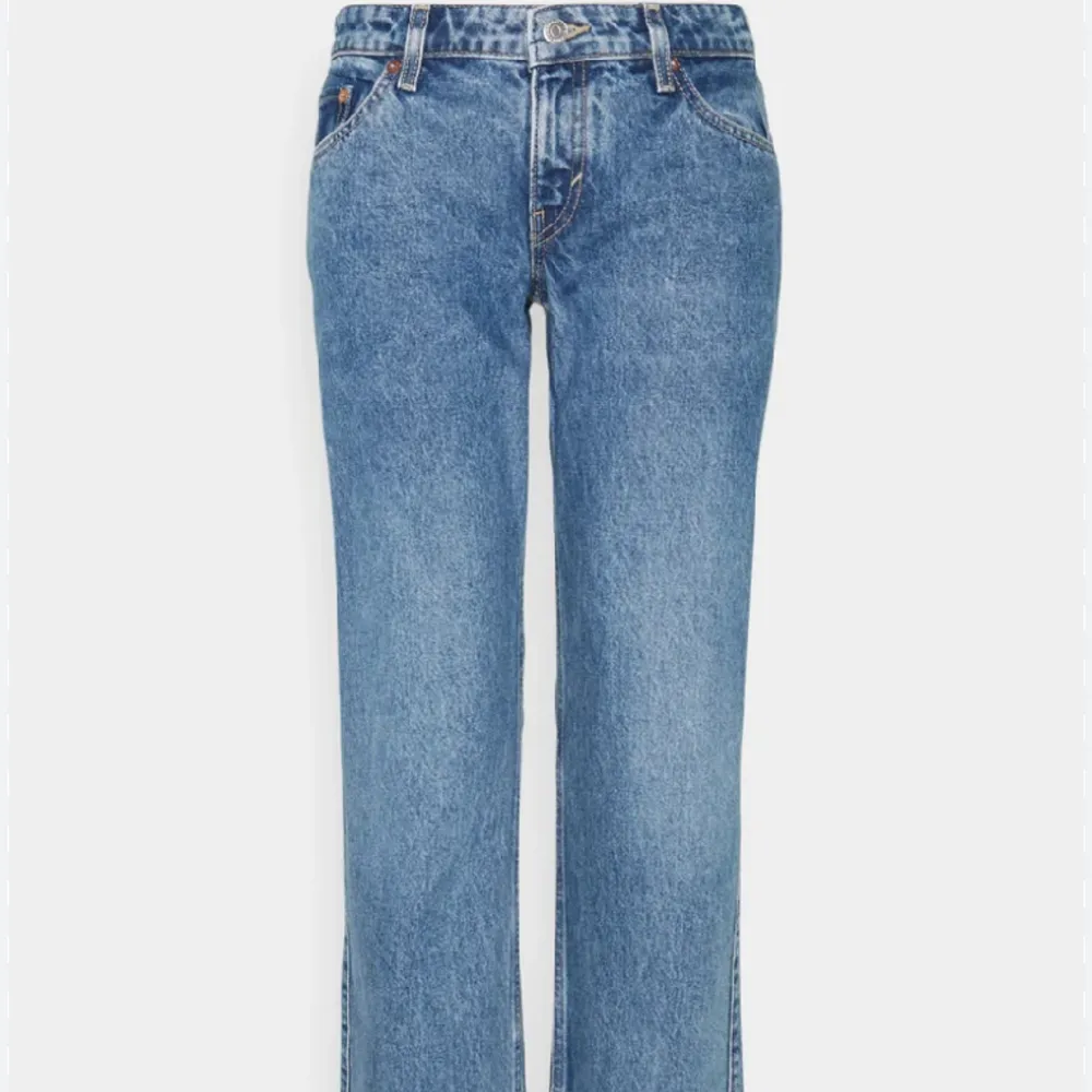 Jeans från weekday i modellen arrow, lågmidjade. I nyskick, säljer pga för korta. Nypris 590 kr på deras hemsida. Pris kan diskuteras vid snabb affär.. Jeans & Byxor.