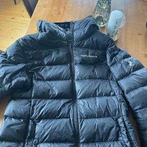 Peak performance vinterjacka! - Säljer min snygga peak jacka! Den är använd 1 vinter och fortfarande i väldigt gott skick tyvärr så är det ett litet hål som man ser på bilden.