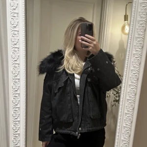 Jacka - En fodrad jeansjacka som är perfekt inför vintern💕har tyvärr inte kommit till användning jätte bra skick🫶🏻(lånad bild) 