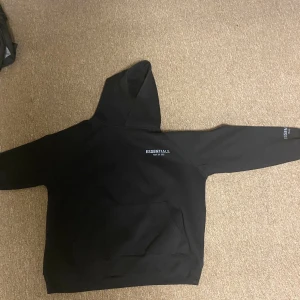 Essentials Hoodie black - Pris kan diskuteras Storlek L 