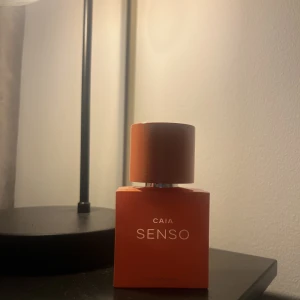 Caia parfym senso - Nästan hel full flaska parfym från Caia i lukten senso, där tummen är, så mycket är det kvar! 