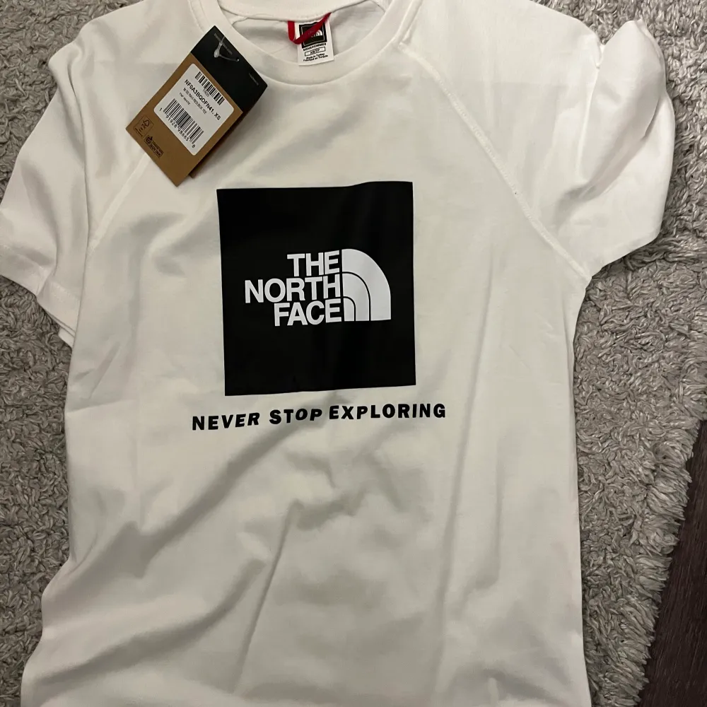 North face t-shirt, aldrig använd helt ny. Nypris 329, mitt pris 220.💕. T-shirts.