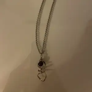Ett superfint halsband med en lila sten som är justerbar!