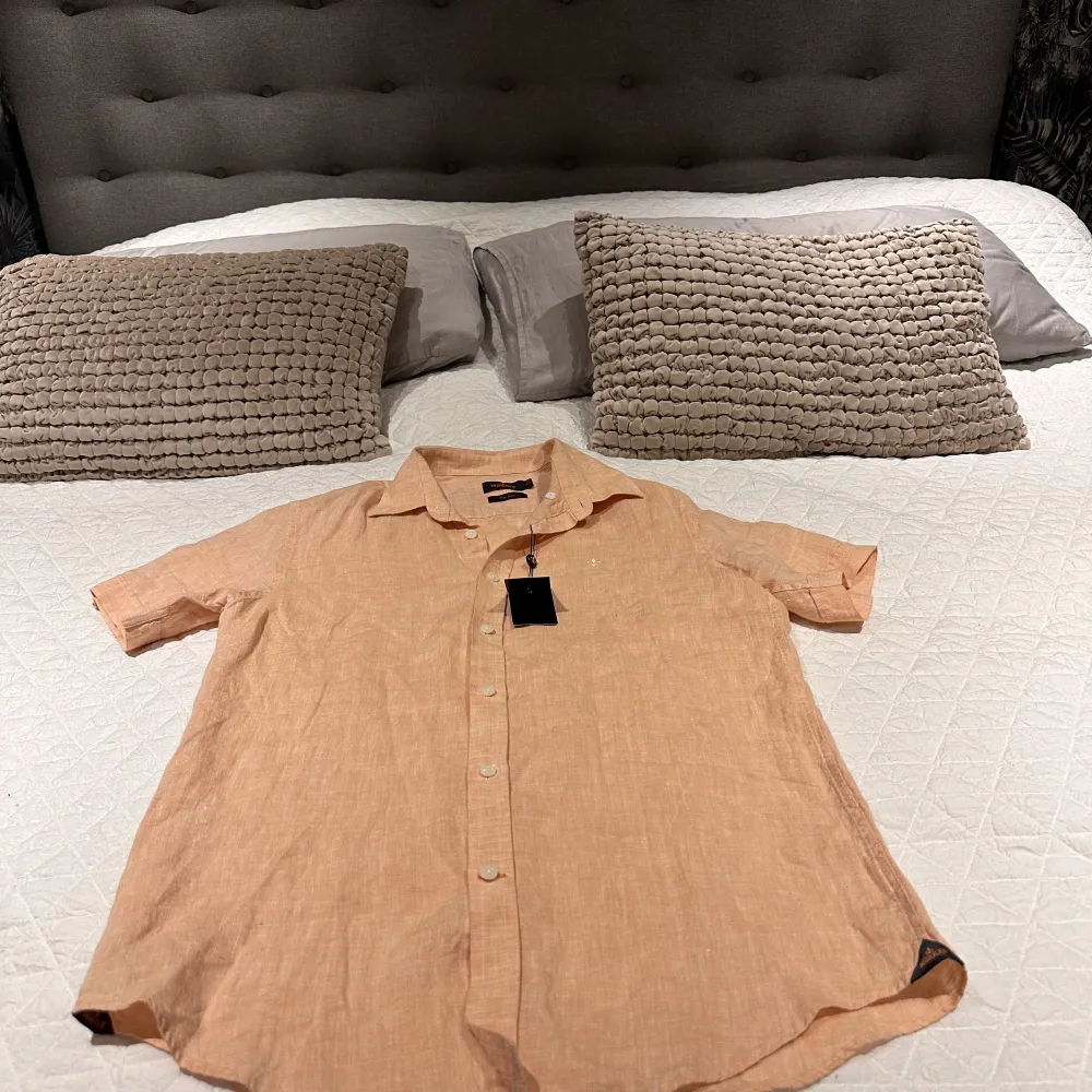Säljer denna extremt sköna Morris skjorta! Det är en orange bomul/ linne skjorta från Morris! Aldrig använd endast testad och finns inga skador eller något på den. Perfekt för somaren men den fungerar perfekt under din tröja under vintern! Billig nu på ❄️. Skjortor.