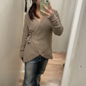 Lång kofta - En långärmad lång kofta från market Bondelid. Passar perfekt nu till vintern!🙌🏼 