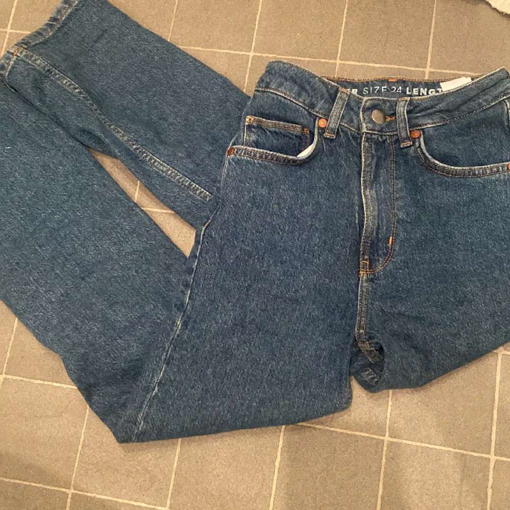 Blåa fina jeans från bikbok högmidjade och är raka hela vägen ner till benen men sitter löst.. Jeans & Byxor.