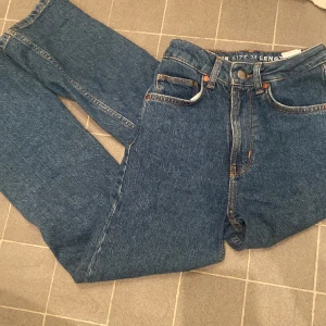 Bikbok jeans - Blåa fina jeans från bikbok högmidjade och är raka hela vägen ner till benen men sitter löst.