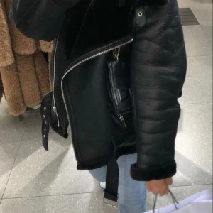 Pilotjacka med bondat material  - Super fin jacka från nakd i storlek M. Passar även om man har S då det blir som oversized🤩☺️.   Köpte för 999kr på NA-KD 